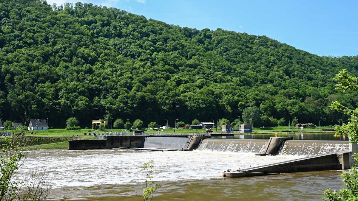 Blick auf das Stauwehr und die Schiffsschleuse bei Müden an der Mosel Blick auf das Stauwehr und die Schiffsschleuse bei Müden an der Mosel