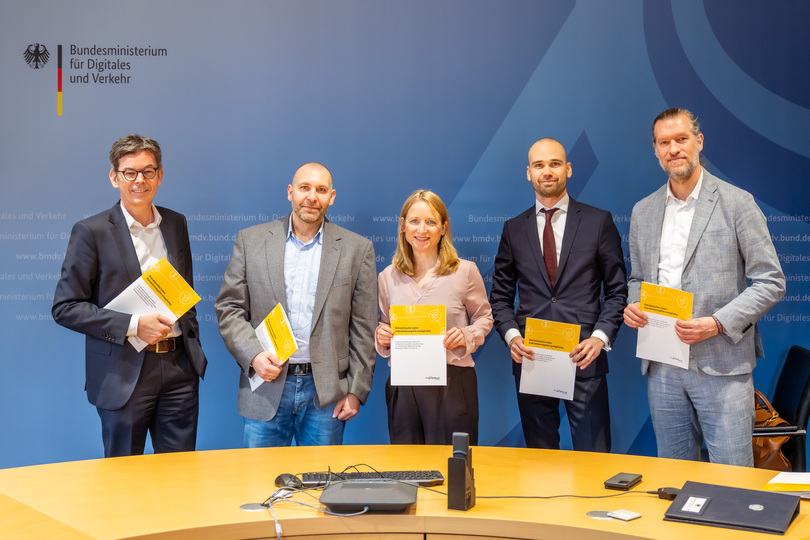 Gruppenbild mit Frau Kluckert Gruppenbild mit Frau Kluckert