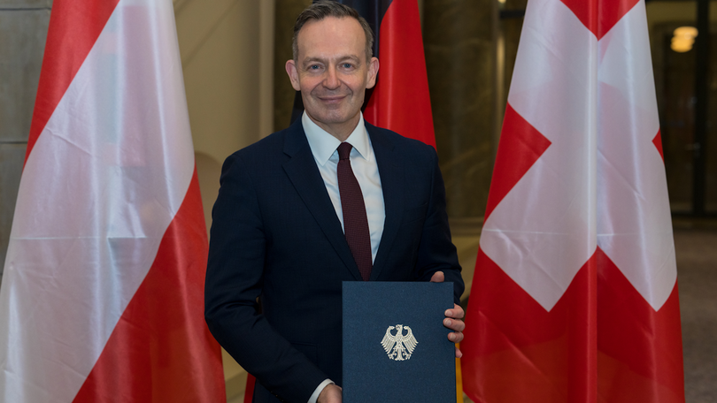 Volker Wissing hält eine Mappe mit dem Bundesadler fest. Volker Wissing hält eine Mappe mit dem Bundesadler fest.