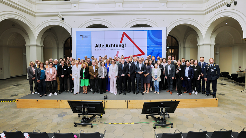 für die Volker Wissing in einem Gruppenbild Verkehrssicherheitsinitiative #MehrAchtung für die Volker Wissing in einem Gruppenbild Verkehrssicherheitsinitiative #MehrAchtung
