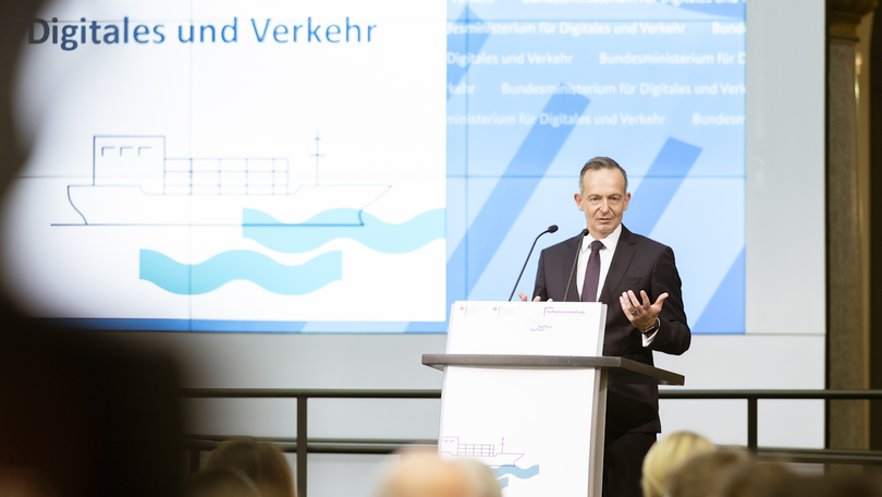 Foto von Volker Wissing bei einer Rede zum Nationalen Aktionsplan klimafreundliche Schifffahrt Foto von Volker Wissing bei einer Rede zum Nationalen Aktionsplan klimafreundliche Schifffahrt