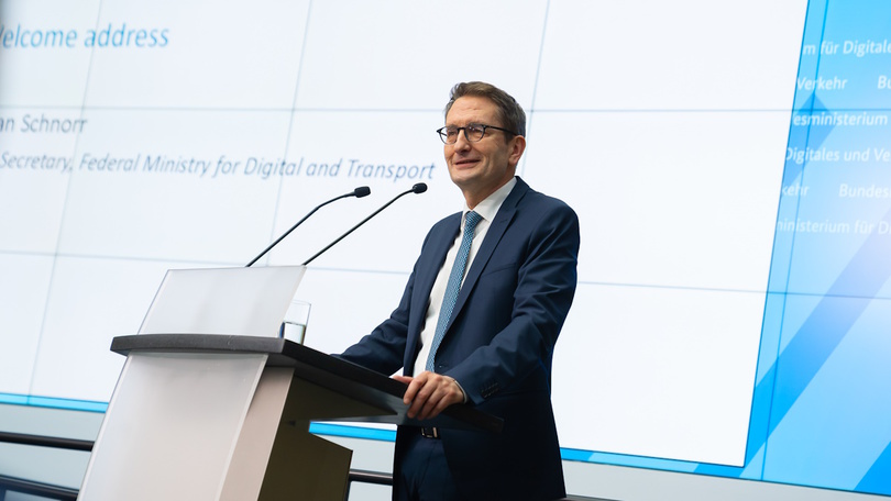 Staatssekretär Stefan Schnorr spricht auf der Bühne Staatssekretär Stefan Schnorr spricht auf der Bühne