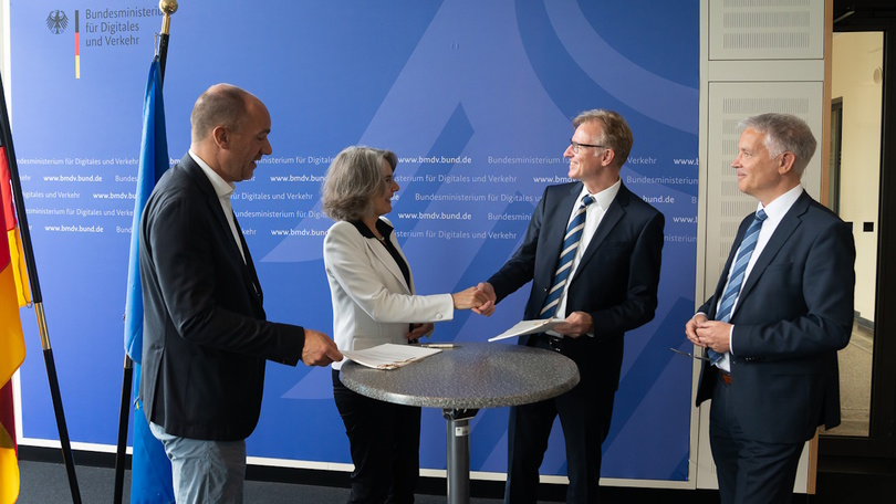 Staatssekretärin Susanne Henckel vor Ort im Gespräch Staatssekretärin Susanne Henckel vor Ort im Gespräch