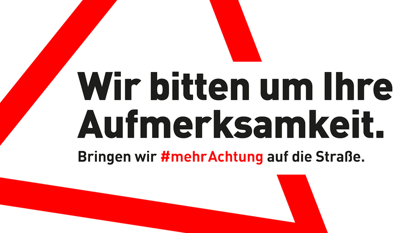 Banner zur Kampagne #mehrAchtung mit dem Text: Wir bitten und Ihre Aufmerksamkeit. Bringen wir mehr Achtung auf die Straße Banner zur Kampagne #mehrAchtung mit dem Text: Wir bitten und Ihre Aufmerksamkeit. Bringen wir mehr Achtung auf die Straße