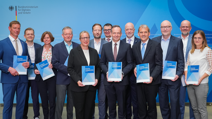 Gruppenfoto der Kommission Straßengüterverkehr mit Volker Wissing Gruppenfoto der Kommission Straßengüterverkehr mit Volker Wissing