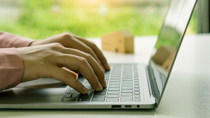 Hände tippen auf einer Laptoptastatur Hände tippen auf einer Laptoptastatur