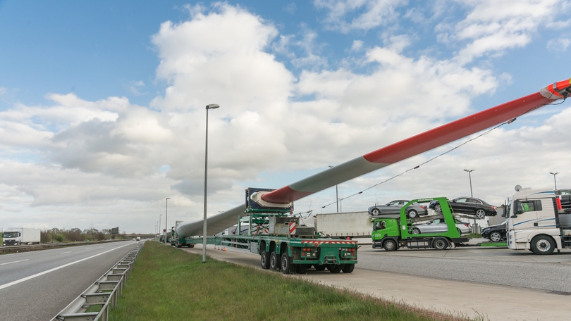 Ein Schwertransport mit dem Flügel einer Windkraftanlage steht auf einem Rastplatz. Ein Schwertransport mit dem Flügel einer Windkraftanlage steht auf einem Rastplatz.