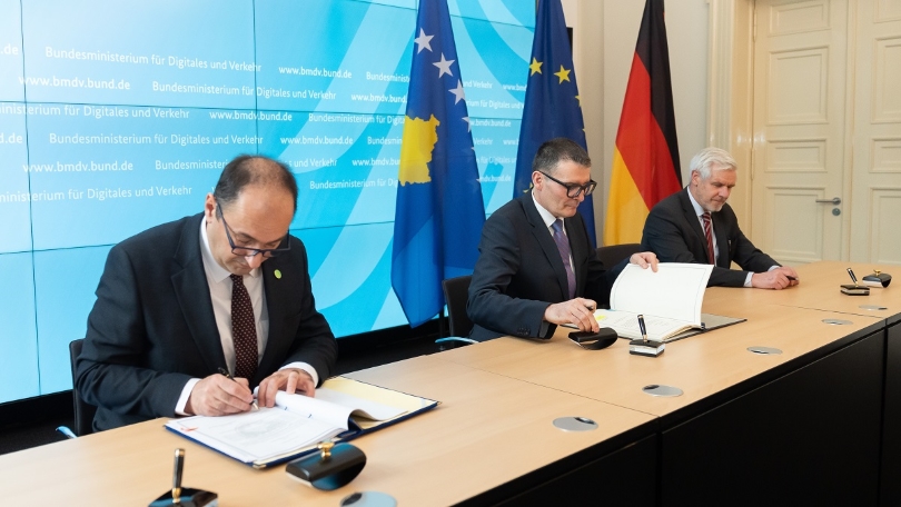 Staatssekretär Hartmut Höppner und Liburn Aliu, Minister für Umwelt, Raumplanung und Infrastruktur der Republik Kosovo, bei der Unterzeichnung des Abkommens in Berlin Staatssekretär Hartmut Höppner und Liburn Aliu, Minister für Umwelt, Raumplanung und Infrastruktur der Republik Kosovo, bei der Unterzeichnung des Abkommens in Berlin