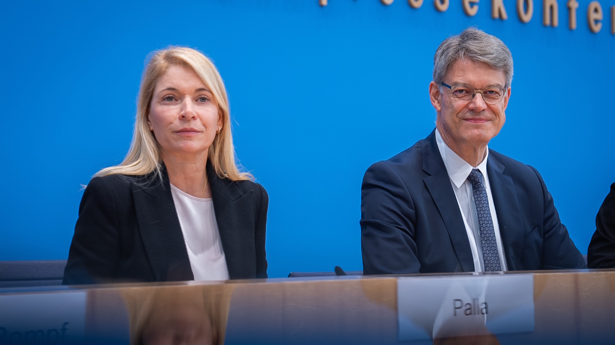 Bundesverkehrsminister Patrick Schnieder stellt „Agenda für zufriedene Kunden auf der Schiene“ und Führungsspitze vor Bundesverkehrsminister Patrick Schnieder stellt „Agenda für zufriedene Kunden auf der Schiene“ und Führungsspitze vor