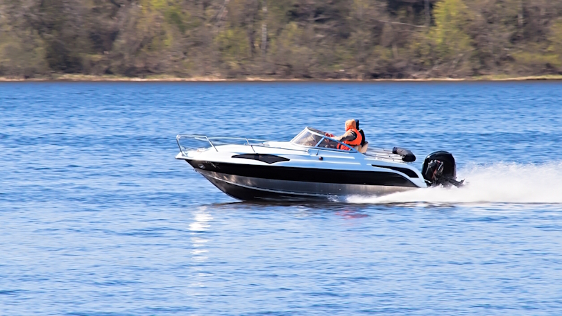 Ein Motorboot auf einem Fluss Ein Motorboot auf einem Fluss