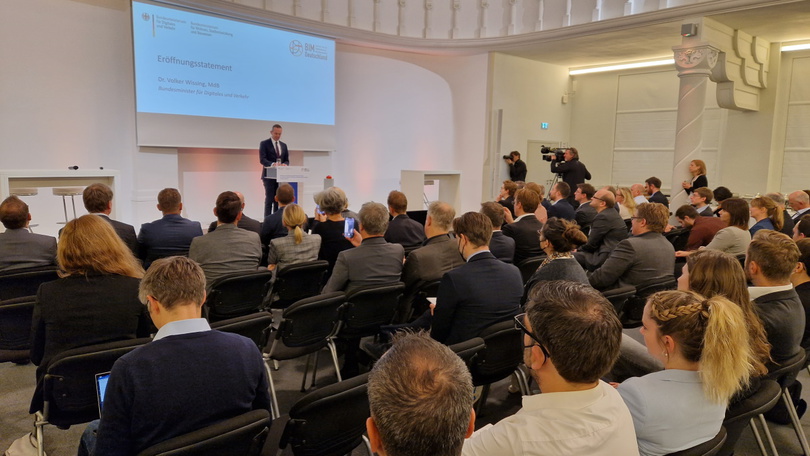 Auftakt-Dialogforum zum neuen BIM-Portal des Bundes / Volker Wissing spricht vor einem Publikum Auftakt-Dialogforum zum neuen BIM-Portal des Bundes / Volker Wissing spricht vor einem Publikum