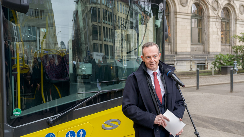 Volker Wissing vor einem E-Bus der BVG Volker Wissing vor einem E-Bus der BVG