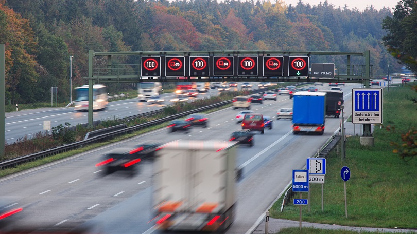 Verkehr Autobahn in der Dämmerung Verkehr Autobahn in der Dämmerung