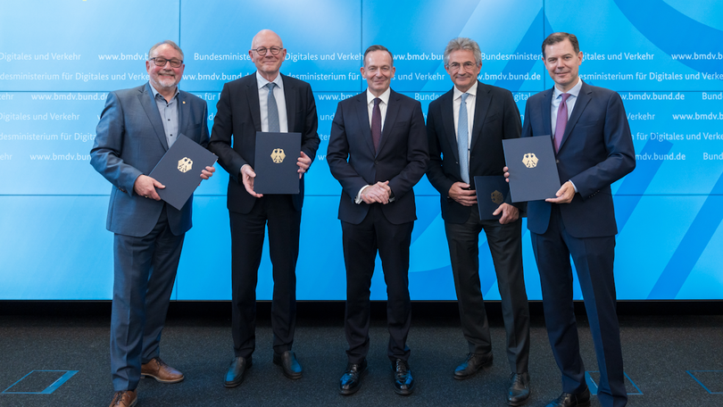 Volker Wissing und weitere Personen beim Unterzeichnen der Charta für bessere Zusammenarbeit bei Bundesautobahnprojekten Volker Wissing und weitere Personen beim Unterzeichnen der Charta für bessere Zusammenarbeit bei Bundesautobahnprojekten