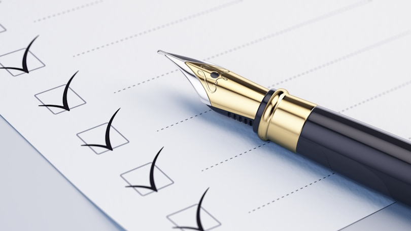 Papier mit Checkliste und Füller Papier mit Checkliste und Füller