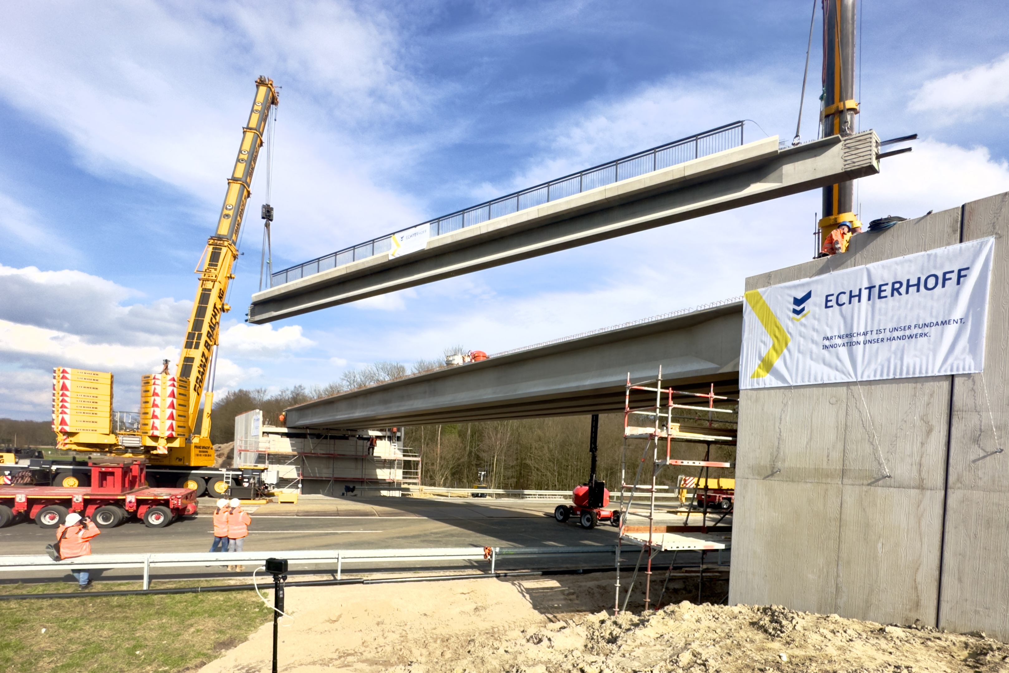 Fertigteilträger mit Hybridkappe beim Einheben in Endlage Fertigteilträger mit Hybridkappe beim Einheben in Endlage