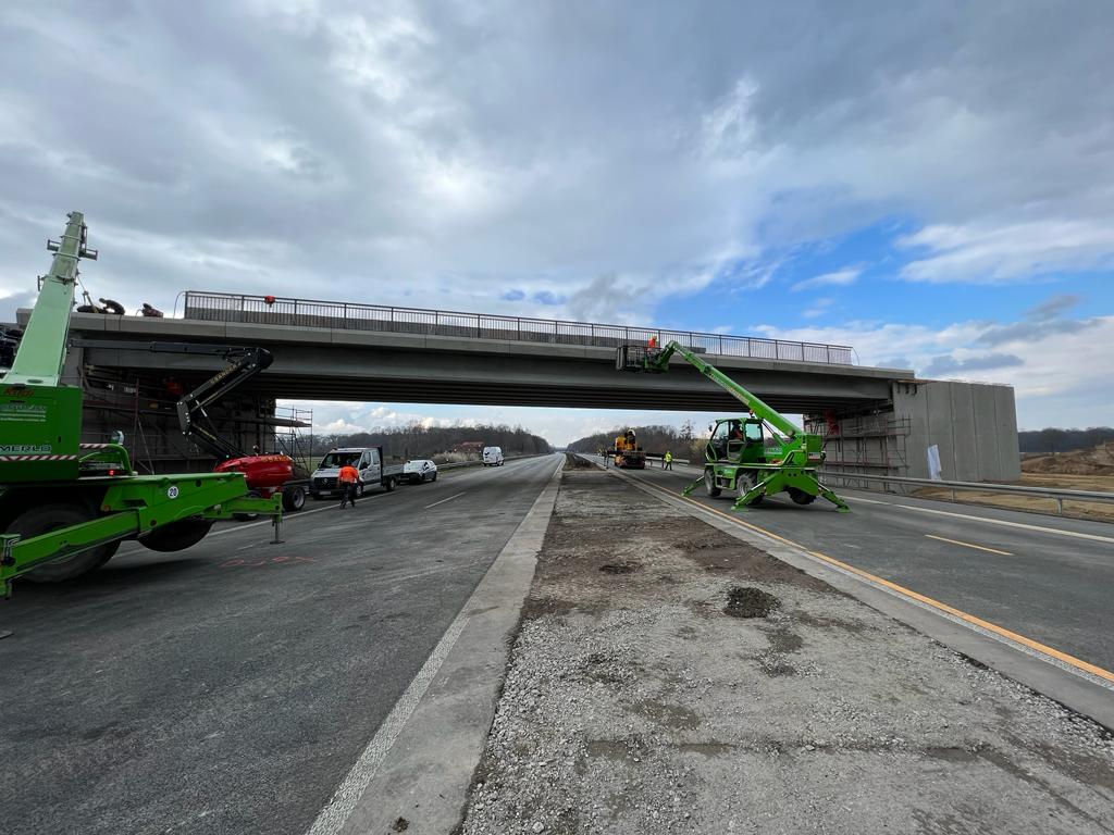 Fertigteilträger (L = 45 m) überspannen stützenlos den 6-streifigen Autobahnquerschnitt der A1 Fertigteilträger (L = 45 m) überspannen stützenlos den 6-streifigen Autobahnquerschnitt der A1