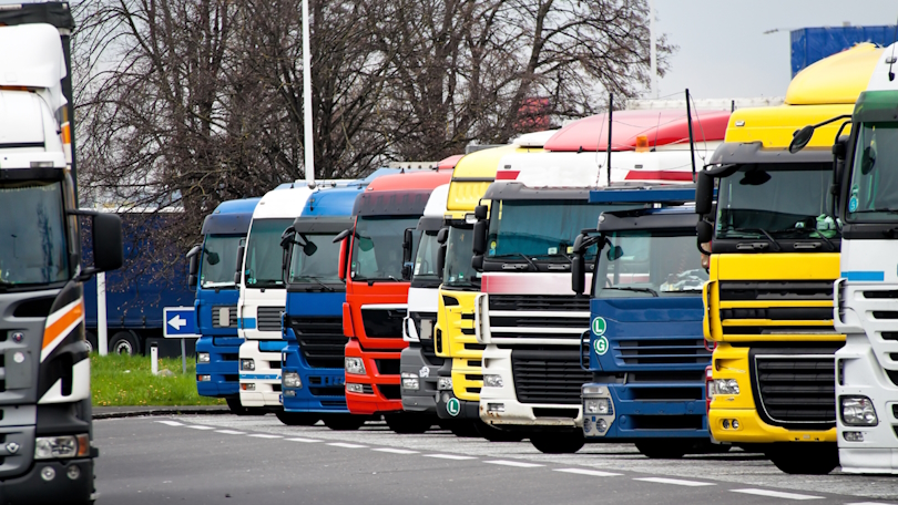 Lkw stehen auf einem Parkplatz. Lkw stehen auf einem Parkplatz.