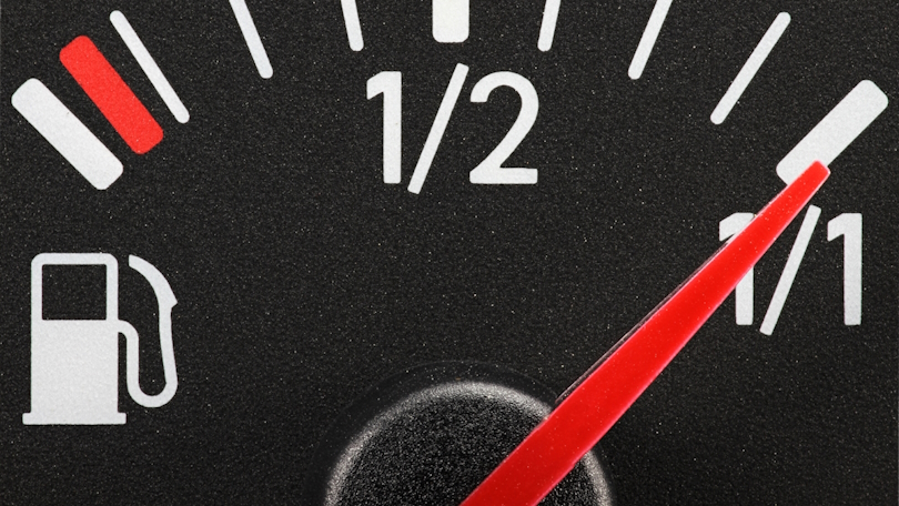 Die analoge Tankanzeige eines Autos zeigt einen vollen Tank an. Die analoge Tankanzeige eines Autos zeigt einen vollen Tank an.