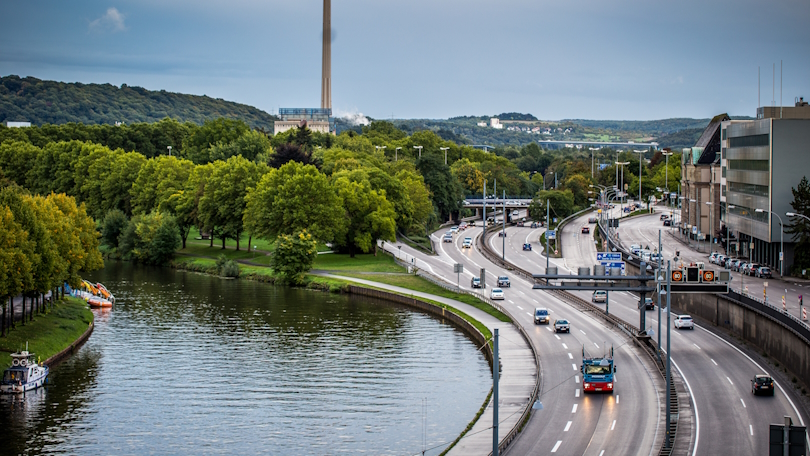 In der linken Bildhälfte ist die Saar zusehen, in der rechten Hälfte die Stadtautobahn. Im Hintergrund sowie am rechten Bildrand befindet sich die Stadt Saarbrücken. Am linken Bildrand sowie ebenfalls im Hintergrund befindet sich zudem üppige Vegetation. In der linken Bildhälfte ist die Saar zusehen, in der rechten Hälfte die Stadtautobahn. Im Hintergrund sowie am rechten Bildrand befindet sich die Stadt Saarbrücken. Am linken Bildrand sowie ebenfalls im Hintergrund befindet sich zudem üppige Vegetation.
