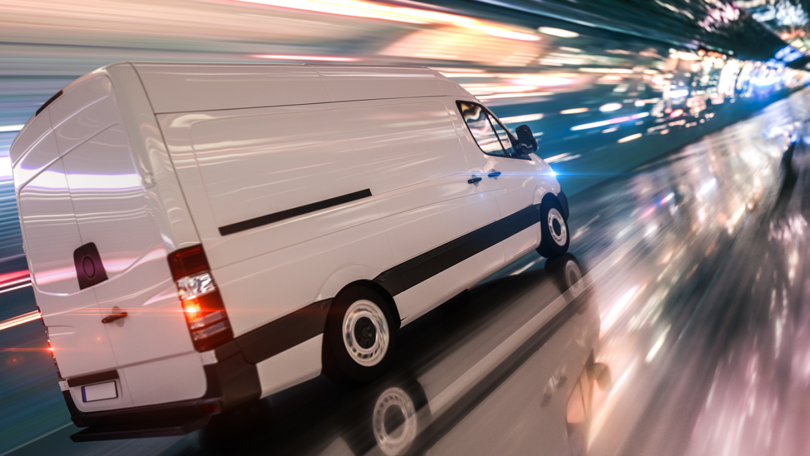 Ein Kleintransporter fährt durch einen Tunnel Ein Kleintransporter fährt durch einen Tunnel