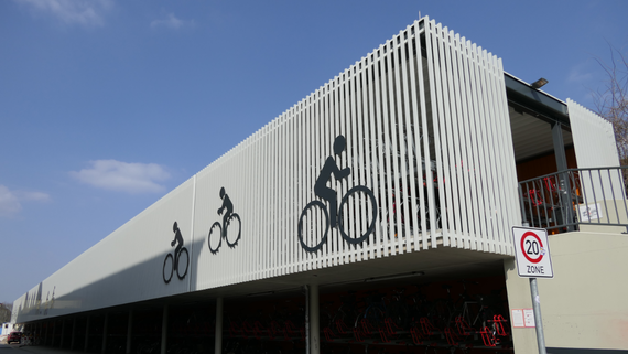 Fahrradparkhaus an Bahnhof Fahrradparkhaus an Bahnhof