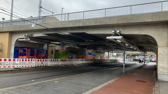Radweg und Baustelle unter einer Eisenbahnüberführung Radweg und Baustelle unter einer Eisenbahnüberführung