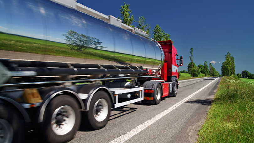 LKW auf einer Landstraße LKW auf einer Landstraße