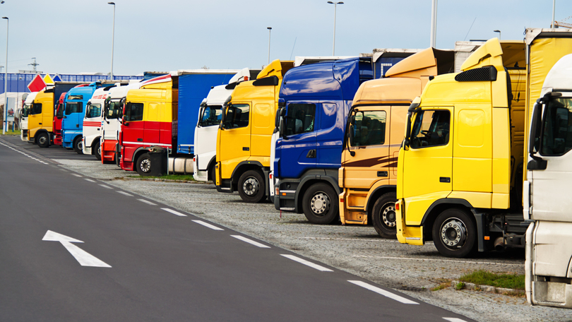 Lkw parken auf einem Rastplatz Lkw parken auf einem Rastplatz