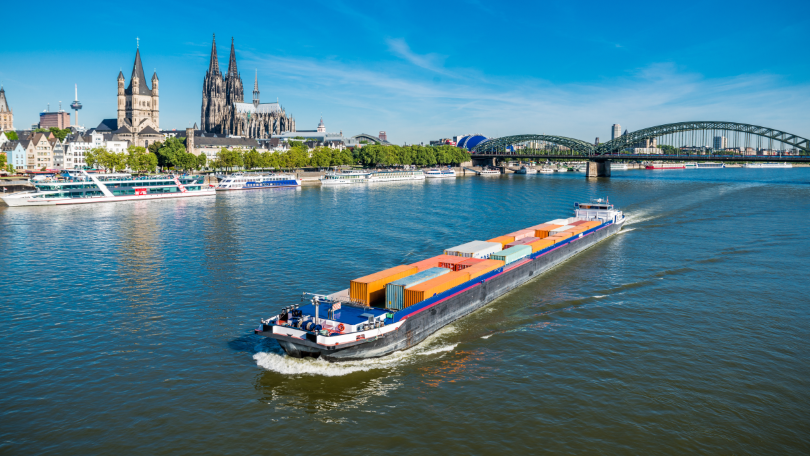 Binnenschiff auf dem Rhein an der Hohenzollernbrücke in Köln Binnenschiff auf dem Rhein an der Hohenzollernbrücke in Köln