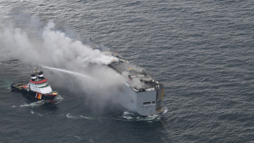 Löschversuche beim Schiffsbrand in der Nordsee Löschversuche beim Schiffsbrand in der Nordsee
