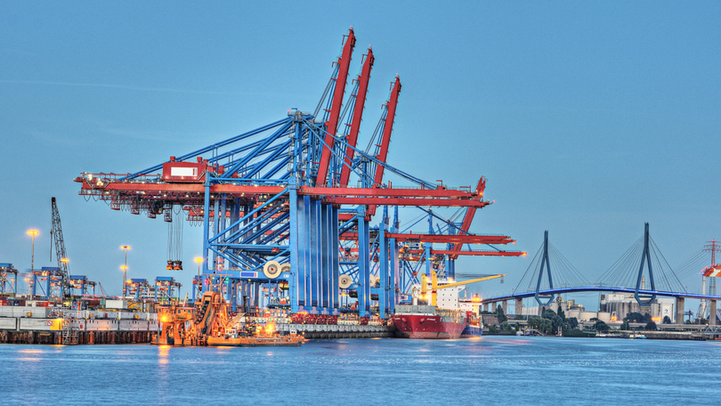 Frachtschiff am Hafen beim Beladen Frachtschiff am Hafen beim Beladen