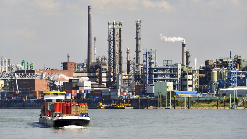 Binnenschiff vor dem Hintergrund einer Industrielandschaft Binnenschiff vor dem Hintergrund einer Industrielandschaft