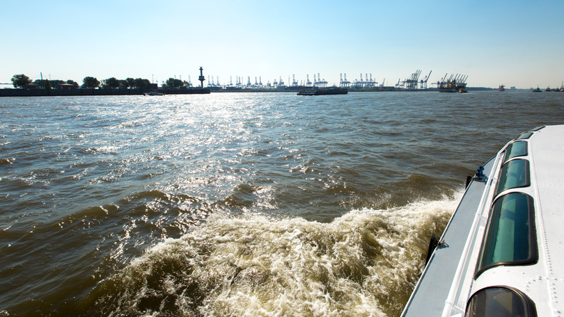 Schiff auf Wasser Schiff auf Wasser
