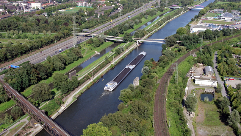 Ein Binnenschiff fährt auf einem Fluss Ein Binnenschiff fährt auf einem Fluss
