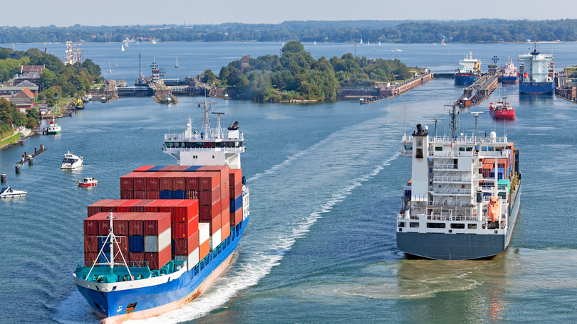 Containerschiffe auf dem Nord-Ostsee-Kanal bei Kiel, Deutschland Containerschiffe auf dem Nord-Ostsee-Kanal bei Kiel, Deutschland