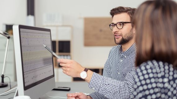 Mann erklärt am Desktop Mann erklärt am Desktop