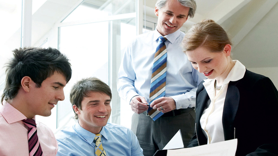 Frau mit drei Männern in Diskussion Frau mit drei Männern in Diskussion