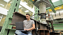 Ingenieur bei der Materialprüfung © BAAINBw Ingenieur bei der Materialprüfung © BAAINBw