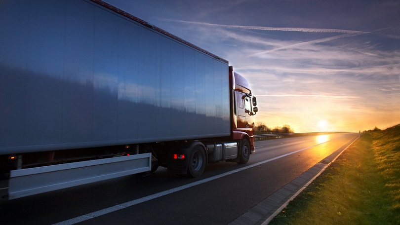 Ein LKW fährt Richtung Sonnenaufgang (Quelle: Fotolia / Jaroslav Pachý Sr.) Ein LKW fährt Richtung Sonnenaufgang (Quelle: Fotolia / Jaroslav Pachý Sr.)