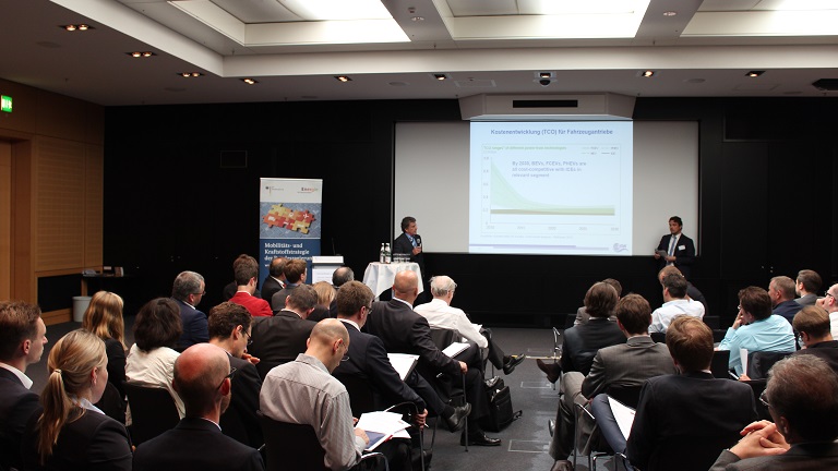 Referenten des Workshops „Stand der Forschung, Marktpotenziale und Forschungsbedarf für Brennstoffzellen-Lkw“ Referenten des Workshops „Stand der Forschung, Marktpotenziale und Forschungsbedarf für Brennstoffzellen-Lkw“