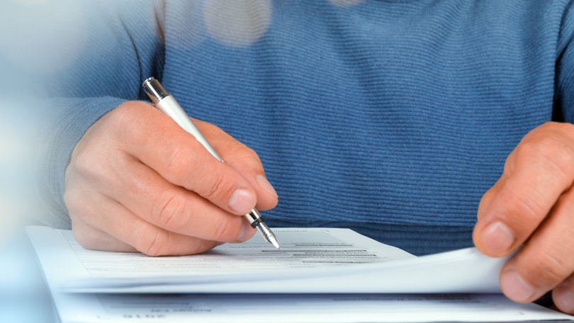 Mann füllt Formular aus Mann füllt Formular aus